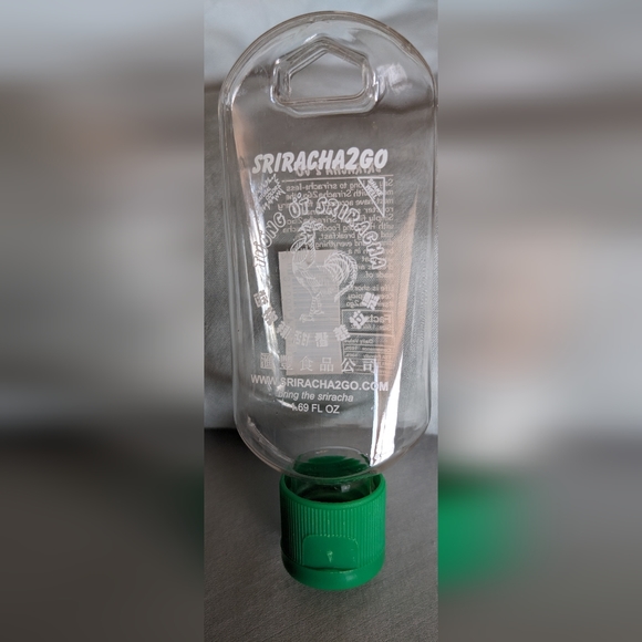 Sriracha 2 Go Keychain 1.69 oz fillable mini sauce bottle BN w/ keyring - Picture 2 of 3